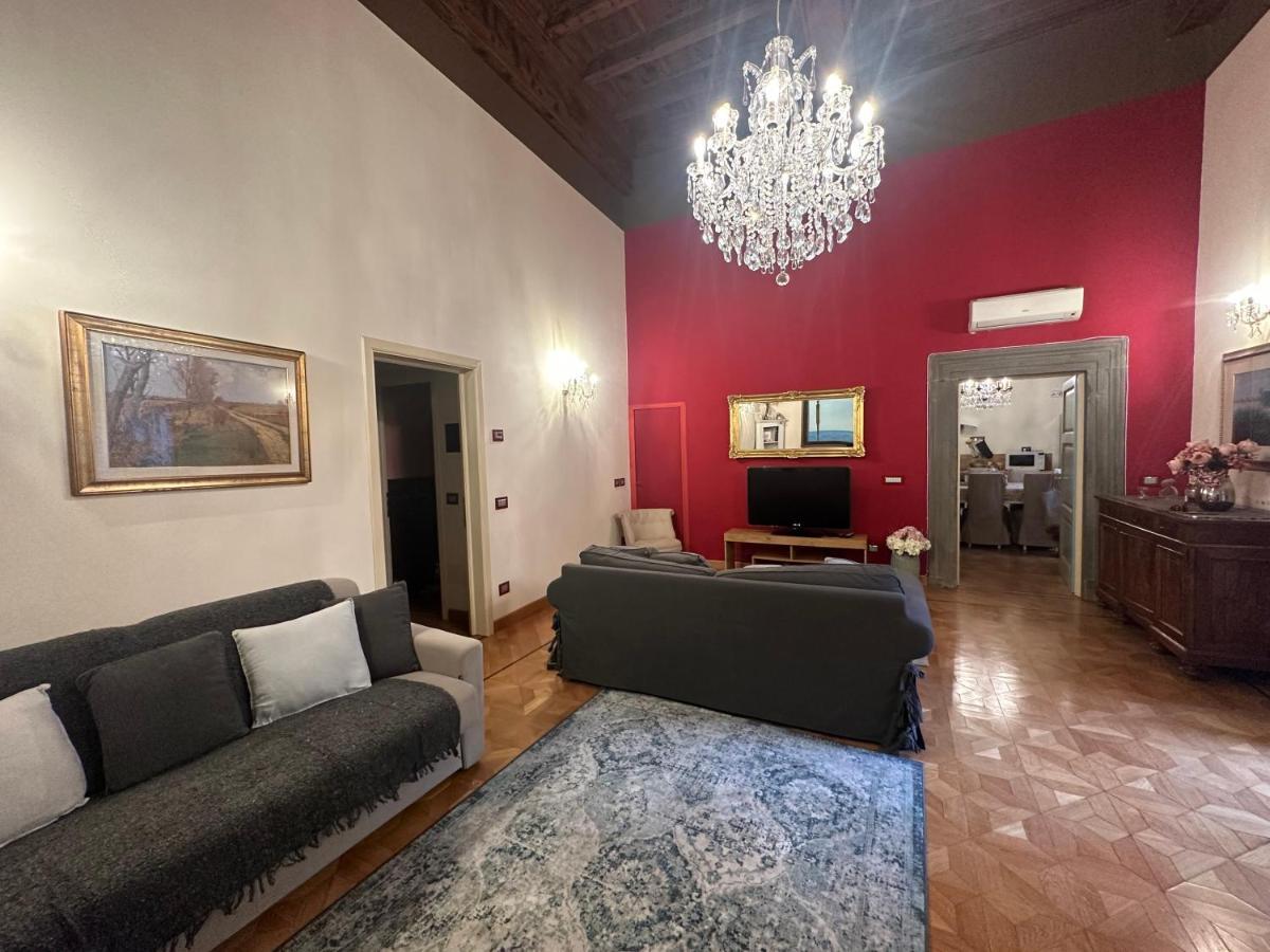 In Centro Lovely Home Лука Екстериор снимка